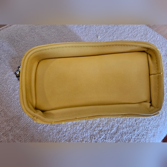Yellow rectangular shaped purse from Italy 🇮🇹 - Picture 5 of 6